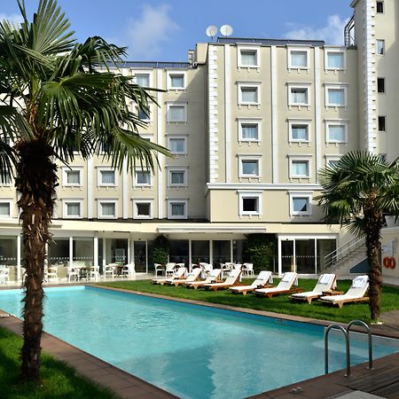 Holiday Inn Istanbul City By Ihg Екстериор снимка The hotel's swimming pool