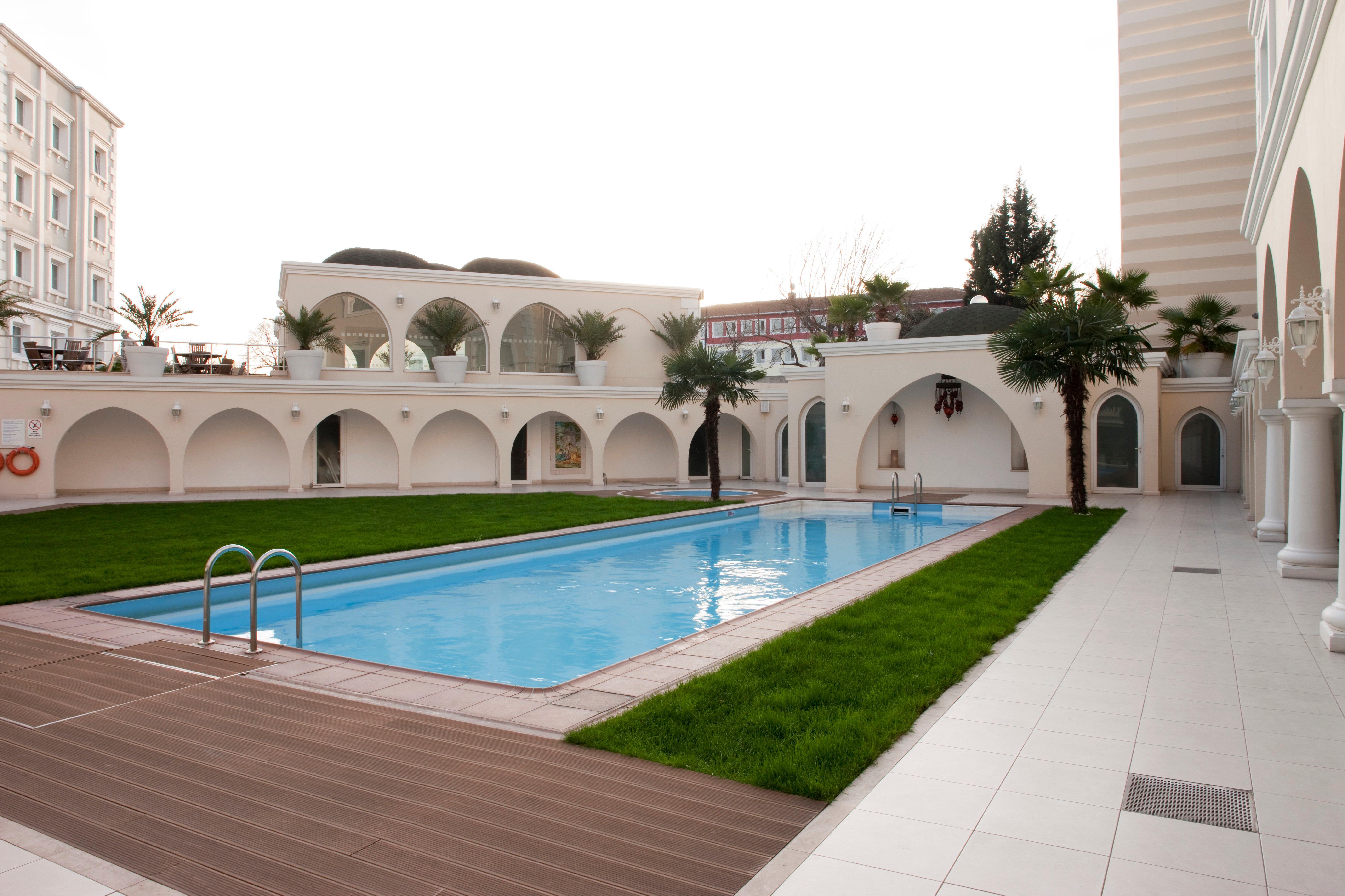 Holiday Inn Istanbul City By Ihg Съоръжения снимка The swimming pool