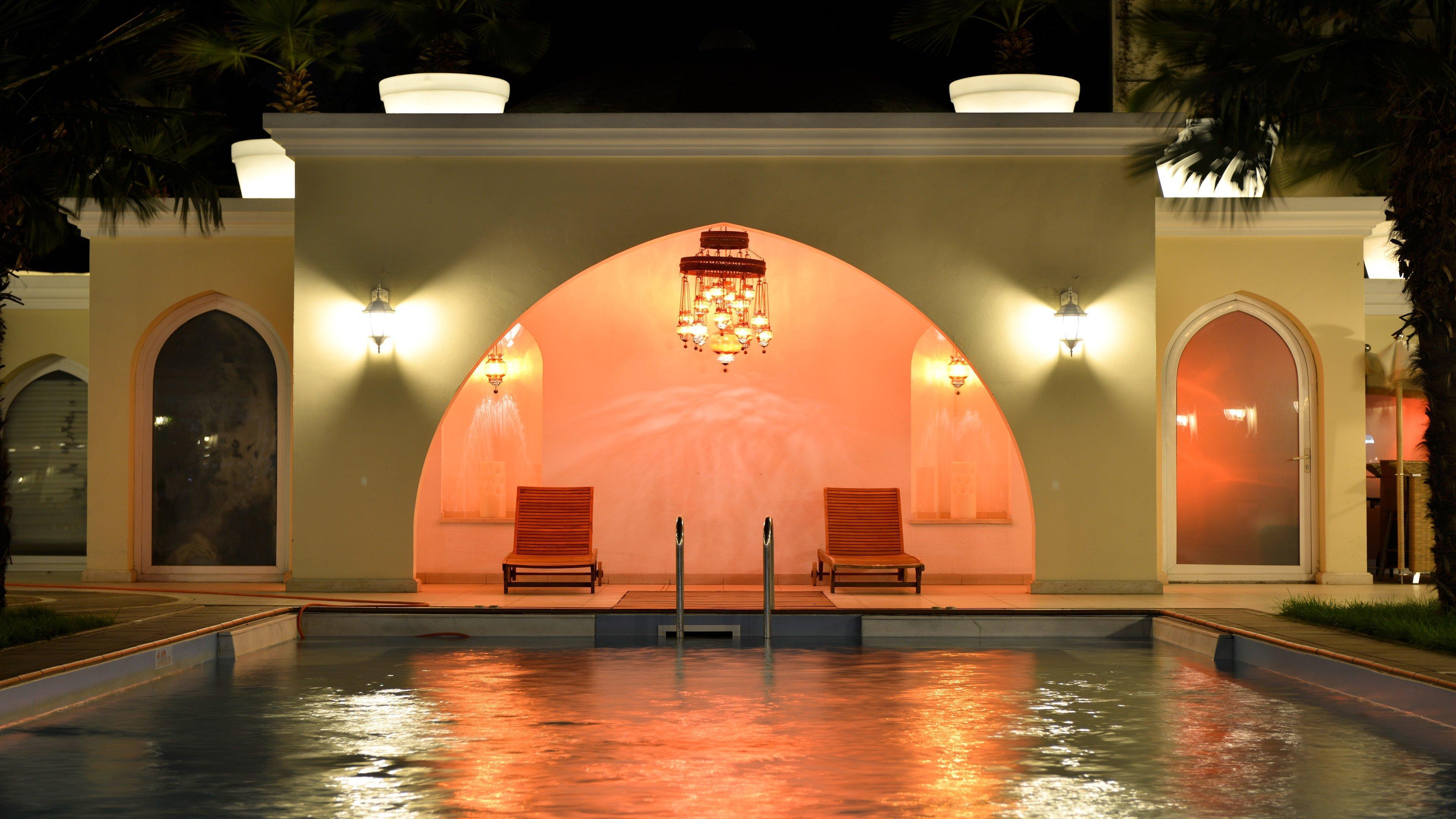 Holiday Inn Istanbul City By Ihg Екстериор снимка The swimming pool at the hotel