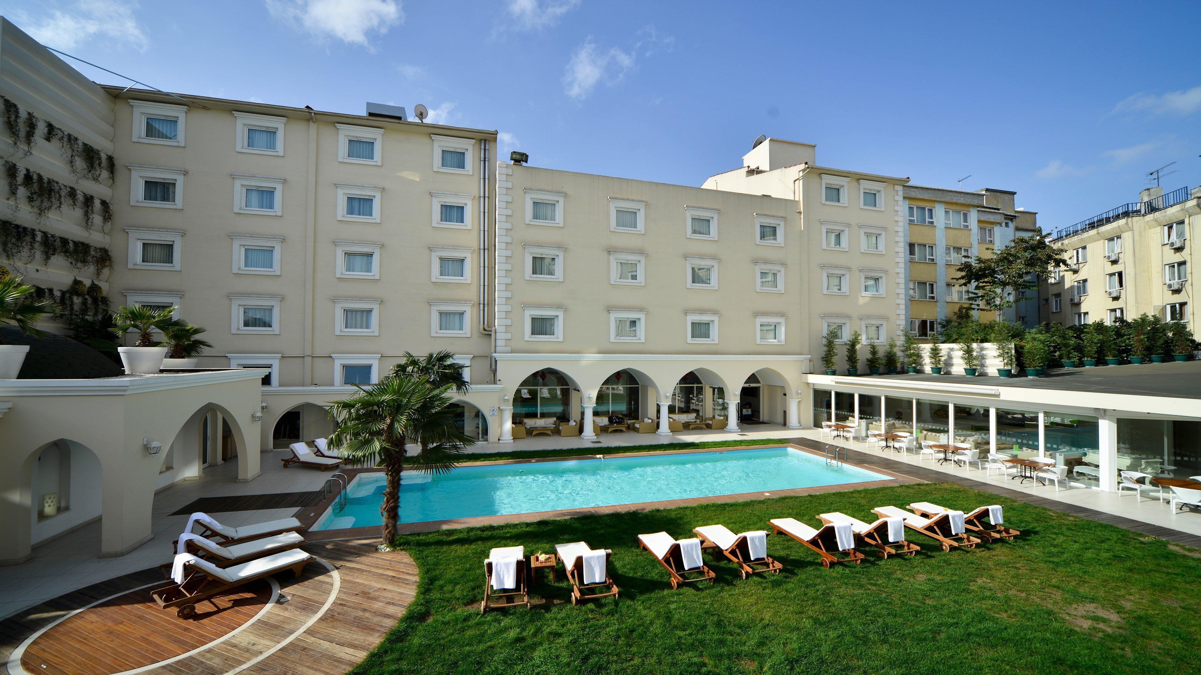 Holiday Inn Istanbul City By Ihg Екстериор снимка The hotel's pool