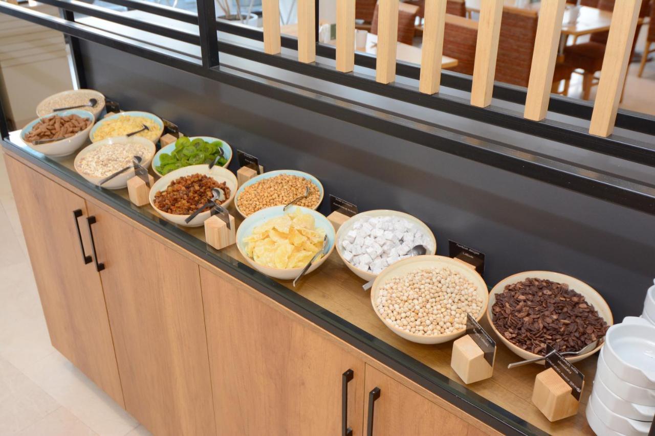 Holiday Inn Istanbul City By Ihg Екстериор снимка A selection of cereals at a breakfast buffet