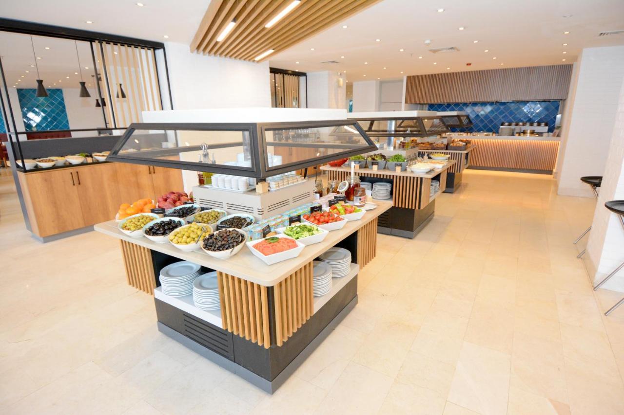 Holiday Inn Istanbul City By Ihg Екстериор снимка The buffet at the lounge
