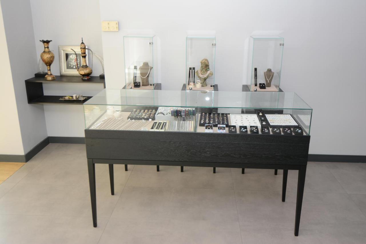 Holiday Inn Istanbul City By Ihg Екстериор снимка A jewellery display case
