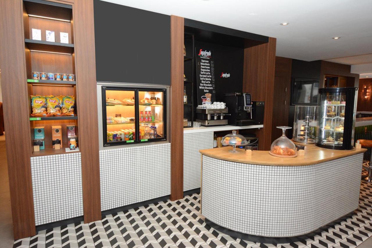 Holiday Inn Istanbul City By Ihg Екстериор снимка The interior of a typical Starbucks