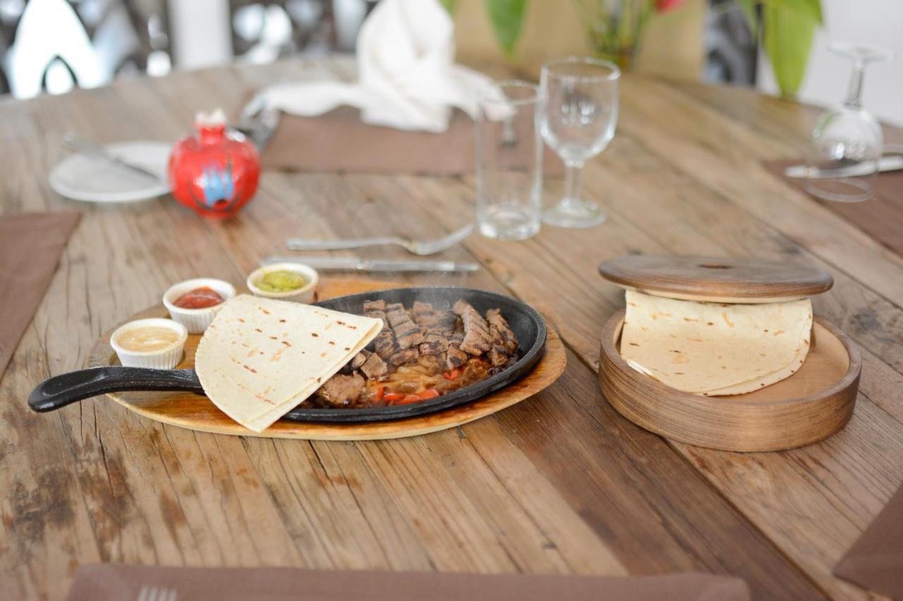 Holiday Inn Istanbul City By Ihg Екстериор снимка A steak fajita