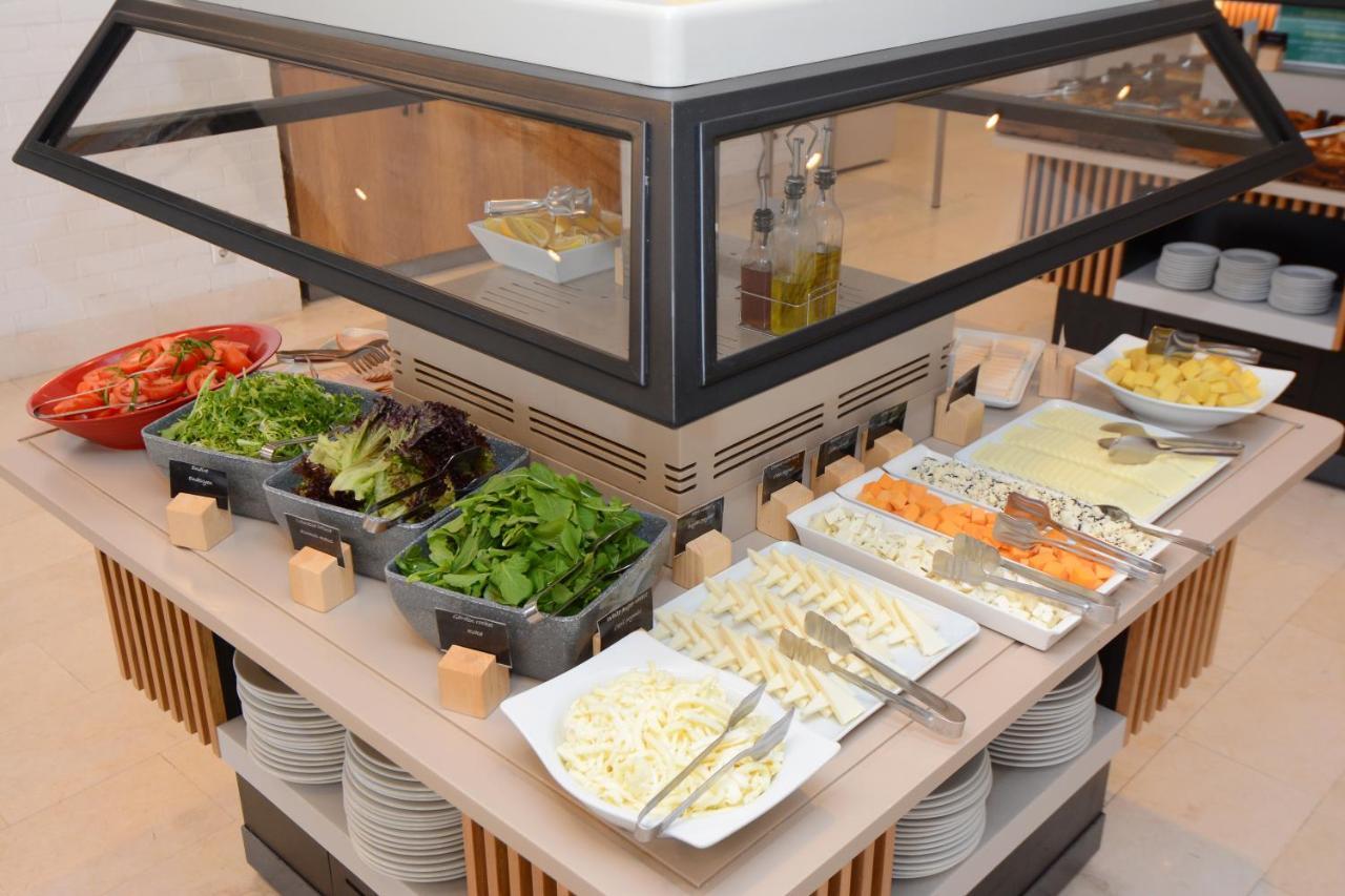 Holiday Inn Istanbul City By Ihg Екстериор снимка A salad bar