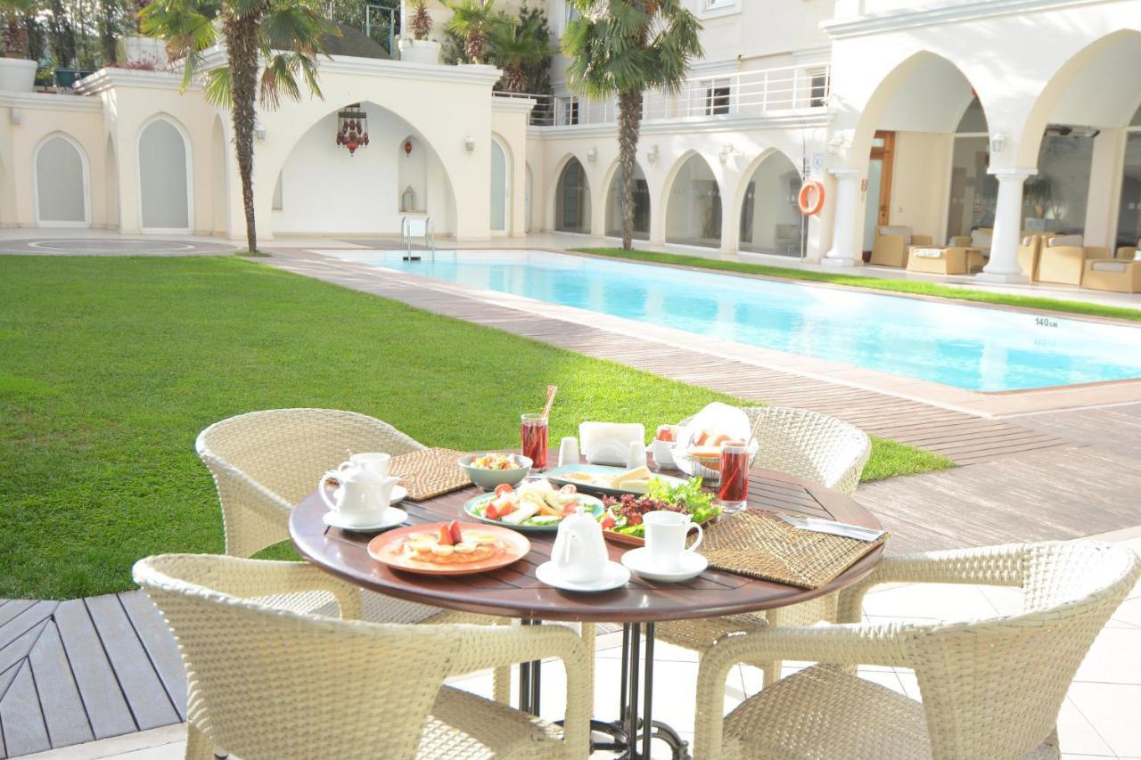 Holiday Inn Istanbul City By Ihg Екстериор снимка The pool at the hotel
