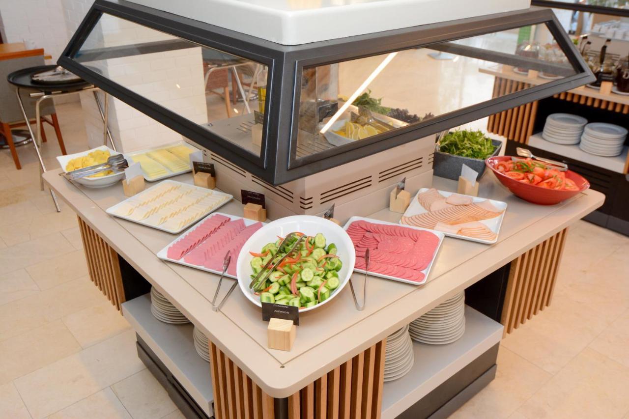 Holiday Inn Istanbul City By Ihg Екстериор снимка A salad bar