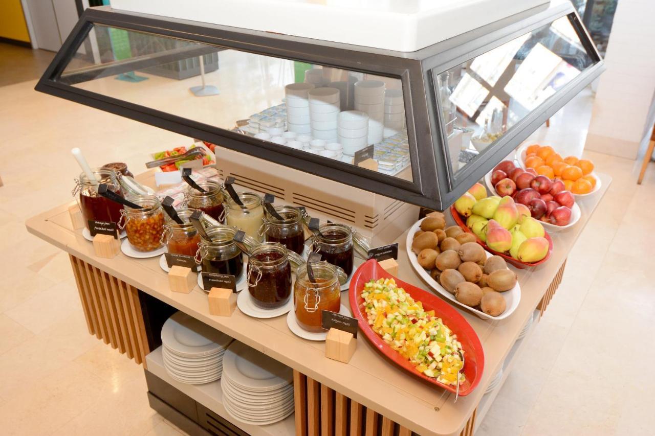 Holiday Inn Istanbul City By Ihg Екстериор снимка A display case with food