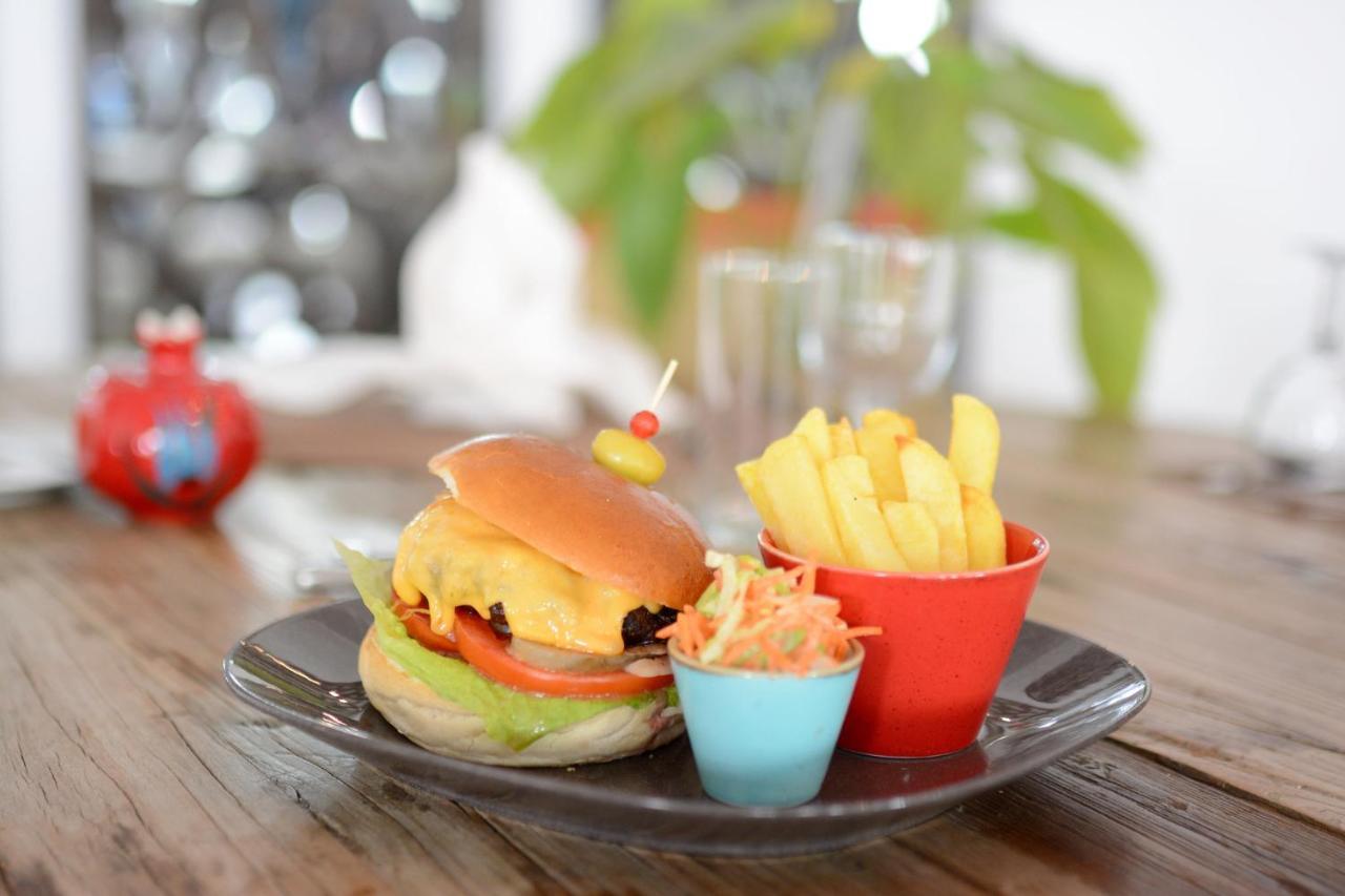 Holiday Inn Istanbul City By Ihg Екстериор снимка A cheeseburger with chips and coleslaw