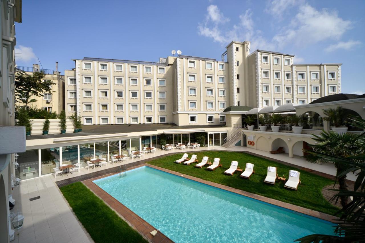 Holiday Inn Istanbul City By Ihg Екстериор снимка The hotel's swimming pool